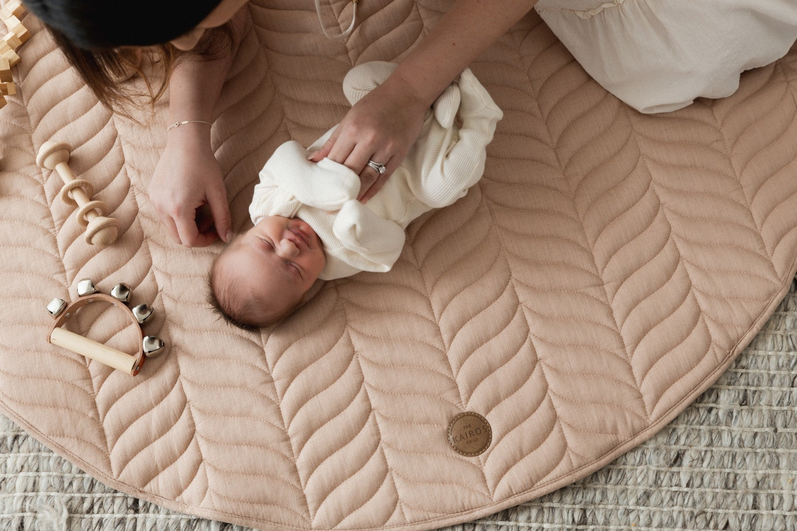 mother with child playing on the Kairos Child Pampas play mat